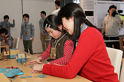 画像ギャラリー No.006のサムネイル画像 / 「Nintendo Labo」の親子向け体験会「Nintendo Labo Camp」をレポート。ダンボールを組み立ててコントローラができあがる。新しい遊びに子供達も興味津々