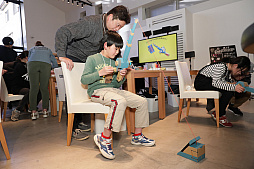 画像ギャラリー No.007のサムネイル画像 / 「Nintendo Labo」の親子向け体験会「Nintendo Labo Camp」をレポート。ダンボールを組み立ててコントローラができあがる。新しい遊びに子供達も興味津々