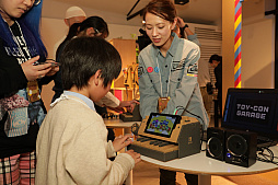 画像ギャラリー No.008のサムネイル画像 / 「Nintendo Labo」の親子向け体験会「Nintendo Labo Camp」をレポート。ダンボールを組み立ててコントローラができあがる。新しい遊びに子供達も興味津々