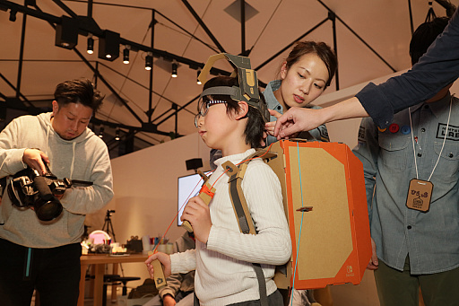 画像ギャラリー No.010のサムネイル画像 / 「Nintendo Labo」の親子向け体験会「Nintendo Labo Camp」をレポート。ダンボールを組み立ててコントローラができあがる。新しい遊びに子供達も興味津々