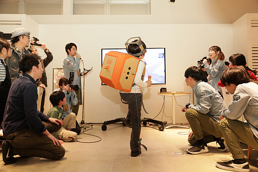 画像ギャラリー No.011のサムネイル画像 / 「Nintendo Labo」の親子向け体験会「Nintendo Labo Camp」をレポート。ダンボールを組み立ててコントローラができあがる。新しい遊びに子供達も興味津々