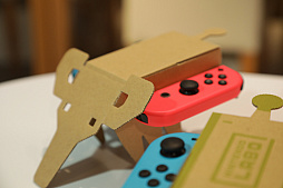 画像ギャラリー No.015のサムネイル画像 / 「Nintendo Labo」の親子向け体験会「Nintendo Labo Camp」をレポート。ダンボールを組み立ててコントローラができあがる。新しい遊びに子供達も興味津々