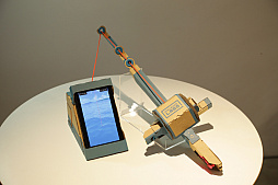 画像ギャラリー No.016のサムネイル画像 / 「Nintendo Labo」の親子向け体験会「Nintendo Labo Camp」をレポート。ダンボールを組み立ててコントローラができあがる。新しい遊びに子供達も興味津々