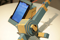 画像ギャラリー No.017のサムネイル画像 / 「Nintendo Labo」の親子向け体験会「Nintendo Labo Camp」をレポート。ダンボールを組み立ててコントローラができあがる。新しい遊びに子供達も興味津々