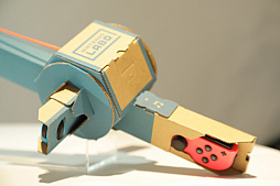 画像ギャラリー No.018のサムネイル画像 / 「Nintendo Labo」の親子向け体験会「Nintendo Labo Camp」をレポート。ダンボールを組み立ててコントローラができあがる。新しい遊びに子供達も興味津々