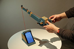画像ギャラリー No.019のサムネイル画像 / 「Nintendo Labo」の親子向け体験会「Nintendo Labo Camp」をレポート。ダンボールを組み立ててコントローラができあがる。新しい遊びに子供達も興味津々