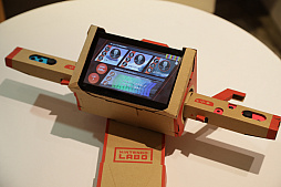 画像ギャラリー No.020のサムネイル画像 / 「Nintendo Labo」の親子向け体験会「Nintendo Labo Camp」をレポート。ダンボールを組み立ててコントローラができあがる。新しい遊びに子供達も興味津々