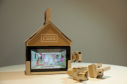画像ギャラリー No.022のサムネイル画像 / 「Nintendo Labo」の親子向け体験会「Nintendo Labo Camp」をレポート。ダンボールを組み立ててコントローラができあがる。新しい遊びに子供達も興味津々
