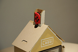 画像ギャラリー No.024のサムネイル画像 / 「Nintendo Labo」の親子向け体験会「Nintendo Labo Camp」をレポート。ダンボールを組み立ててコントローラができあがる。新しい遊びに子供達も興味津々