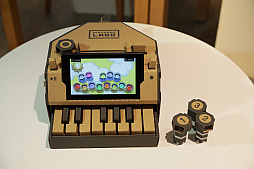 画像ギャラリー No.026のサムネイル画像 / 「Nintendo Labo」の親子向け体験会「Nintendo Labo Camp」をレポート。ダンボールを組み立ててコントローラができあがる。新しい遊びに子供達も興味津々