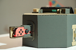 画像ギャラリー No.027のサムネイル画像 / 「Nintendo Labo」の親子向け体験会「Nintendo Labo Camp」をレポート。ダンボールを組み立ててコントローラができあがる。新しい遊びに子供達も興味津々
