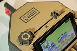 画像ギャラリー No.028のサムネイル画像 / 「Nintendo Labo」の親子向け体験会「Nintendo Labo Camp」をレポート。ダンボールを組み立ててコントローラができあがる。新しい遊びに子供達も興味津々