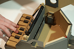 画像ギャラリー No.029のサムネイル画像 / 「Nintendo Labo」の親子向け体験会「Nintendo Labo Camp」をレポート。ダンボールを組み立ててコントローラができあがる。新しい遊びに子供達も興味津々