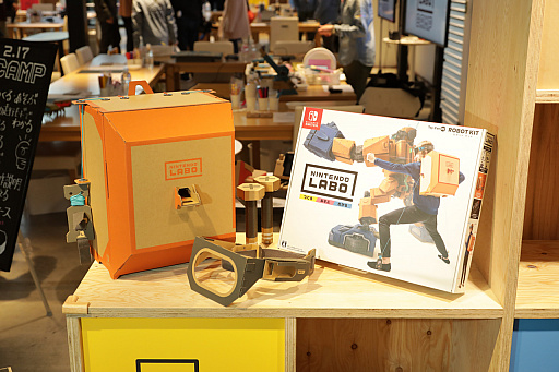 画像ギャラリー No.030のサムネイル画像 / 「Nintendo Labo」の親子向け体験会「Nintendo Labo Camp」をレポート。ダンボールを組み立ててコントローラができあがる。新しい遊びに子供達も興味津々
