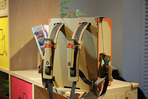 画像ギャラリー No.031のサムネイル画像 / 「Nintendo Labo」の親子向け体験会「Nintendo Labo Camp」をレポート。ダンボールを組み立ててコントローラができあがる。新しい遊びに子供達も興味津々