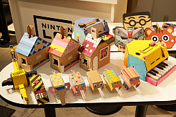 画像ギャラリー No.032のサムネイル画像 / 「Nintendo Labo」の親子向け体験会「Nintendo Labo Camp」をレポート。ダンボールを組み立ててコントローラができあがる。新しい遊びに子供達も興味津々
