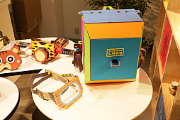 画像ギャラリー No.033のサムネイル画像 / 「Nintendo Labo」の親子向け体験会「Nintendo Labo Camp」をレポート。ダンボールを組み立ててコントローラができあがる。新しい遊びに子供達も興味津々