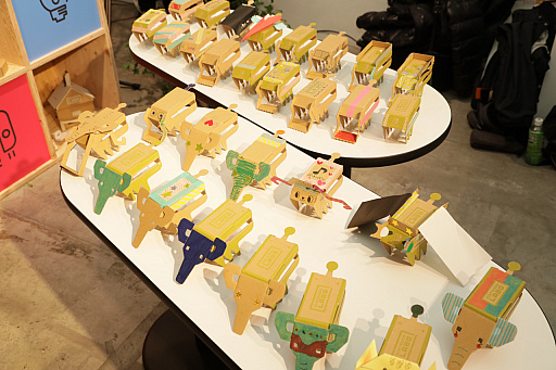 画像ギャラリー No.034のサムネイル画像 / 「Nintendo Labo」の親子向け体験会「Nintendo Labo Camp」をレポート。ダンボールを組み立ててコントローラができあがる。新しい遊びに子供達も興味津々