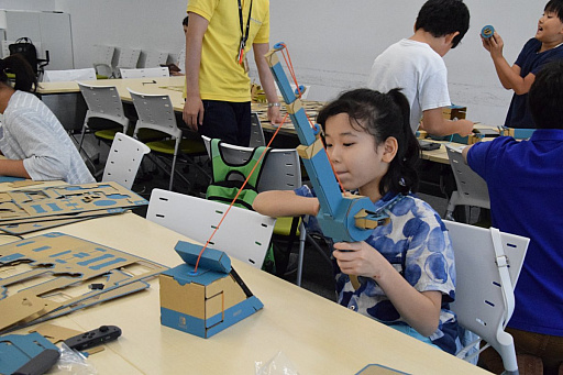 画像ギャラリー No.005のサムネイル画像 / 30人の小学生が新しい遊びの発明に挑戦！　「Nintendo Labo」を使うハッカソンの初日をレポート