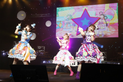 画像ギャラリー No.019のサムネイル画像 / ライブで紡ぐ，壮大な宇宙の旅「キラッとプリ☆チャン スペースシップアドベンチャー」。みらいとライブ初参加のさだめによるパフォーマンスも必見