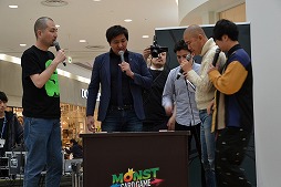 画像ギャラリー No.011のサムネイル画像 / スリムクラブとコロチキの4人が「モンスターストライク カードゲーム」を初プレイ。第4弾「祝福されし世界」発売記念イベントレポート