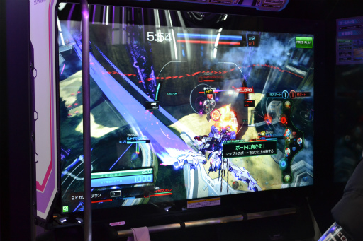 画像ギャラリー No.019のサムネイル画像 / ［JAEPO2018］「星と翼のパラドクス」直撮りムービー＆プレイレポート。非対称のレバー2本とサブモニター，可動筐体がロボ好きのハートを熱くさせる