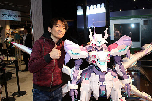 画像ギャラリー No.005のサムネイル画像 / 「星と翼のパラドクス」稼働記念セレモニーをレポート。シャーリー役の佐藤美由希さんとカズマ役の花倉洸幸さん，丹沢悠一プロデューサーが祝福