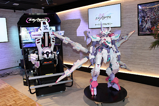 画像ギャラリー No.006のサムネイル画像 / 「星と翼のパラドクス」稼働記念セレモニーをレポート。シャーリー役の佐藤美由希さんとカズマ役の花倉洸幸さん，丹沢悠一プロデューサーが祝福
