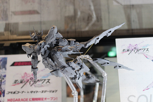 画像ギャラリー No.012のサムネイル画像 / 「星と翼のパラドクス」稼働記念セレモニーをレポート。シャーリー役の佐藤美由希さんとカズマ役の花倉洸幸さん，丹沢悠一プロデューサーが祝福