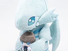 海馬を抱く「青眼の白龍」や，もさもさした「マジクリボー」のぬいぐるみも登場。コナミが新アミューズメント景品を28日より提供中