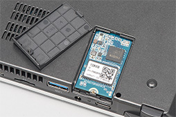 画像ギャラリー No.027のサムネイル画像 / ゲーマー向け超小型PCの第2弾「GPD WIN 2」が4Gamerにやってきた! まずは従来モデルと外観を比較してみる