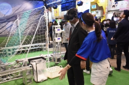 画像ギャラリー No.003のサムネイル画像 / ［JAEPO2018］若林くんとPK3番勝負！ 「VRキャプテン翼〜燃えろストライカー〜（仮）」のプレイレポートをお届け