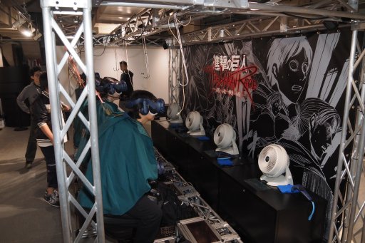 画像ギャラリー No.003のサムネイル画像 / 乗る・蹴るの臨場感が味わえるVRアトラククション「VR 進撃の巨人」「VR キャプテン翼」を,開催中のロケーションテストで体験してきた