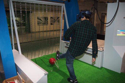 画像ギャラリー No.016のサムネイル画像 / 乗る・蹴るの臨場感が味わえるVRアトラククション「VR 進撃の巨人」「VR キャプテン翼」を,開催中のロケーションテストで体験してきた
