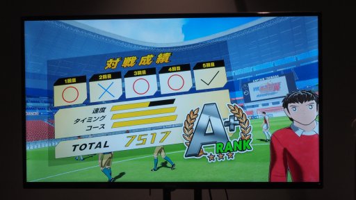 画像ギャラリー No.018のサムネイル画像 / 乗る・蹴るの臨場感が味わえるVRアトラククション「VR 進撃の巨人」「VR キャプテン翼」を,開催中のロケーションテストで体験してきた
