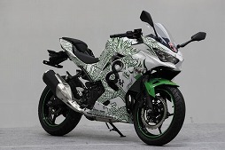 画像ギャラリー No.003のサムネイル画像 / 「真・三國無双8」と「鈴鹿8耐」がコラボレーション。オリジナルラッピングバイクが当たるキャンペーンを開催