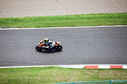 画像ギャラリー No.006のサムネイル画像 / 「鈴鹿8耐」と「真・三國無双8」がコラボ。会場でのステージや鈴木プロデューサーへのインタビューを掲載