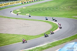 画像ギャラリー No.008のサムネイル画像 / 「鈴鹿8耐」と「真・三國無双8」がコラボ。会場でのステージや鈴木プロデューサーへのインタビューを掲載
