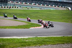 画像ギャラリー No.009のサムネイル画像 / 「鈴鹿8耐」と「真・三國無双8」がコラボ。会場でのステージや鈴木プロデューサーへのインタビューを掲載