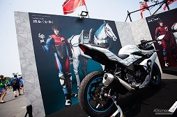 画像ギャラリー No.020のサムネイル画像 / 「鈴鹿8耐」と「真・三國無双8」がコラボ。会場でのステージや鈴木プロデューサーへのインタビューを掲載