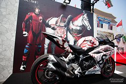 画像ギャラリー No.021のサムネイル画像 / 「鈴鹿8耐」と「真・三國無双8」がコラボ。会場でのステージや鈴木プロデューサーへのインタビューを掲載