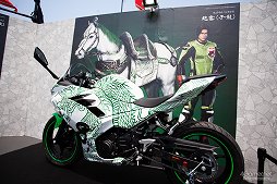 画像ギャラリー No.023のサムネイル画像 / 「鈴鹿8耐」と「真・三國無双8」がコラボ。会場でのステージや鈴木プロデューサーへのインタビューを掲載