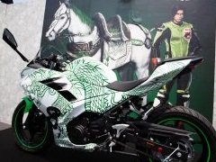 「鈴鹿8耐」と「真・三國無双８」がコラボ。会場でのステージや鈴木プロデューサーへのインタビューを掲載