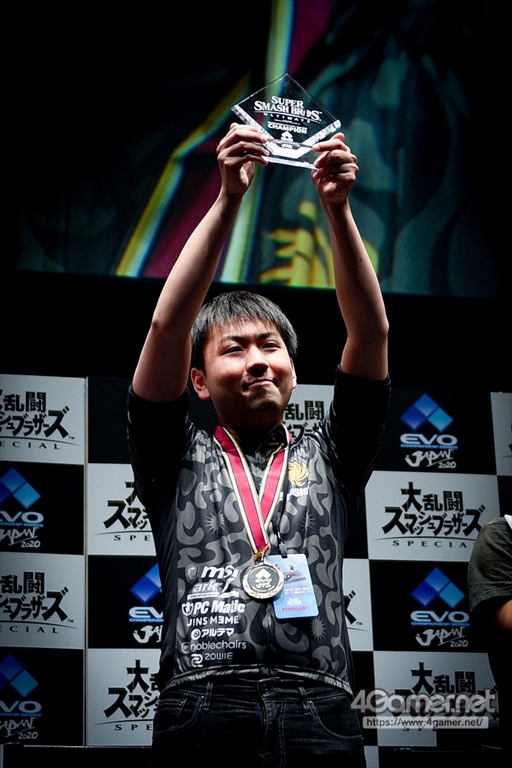 画像ギャラリー No.002のサムネイル画像 / ［EVO Japan］応援してくれている人の声援が力に――「大乱闘スマッシュブラザーズ SPECIAL」部門優勝，しゅーとん選手インタビュー