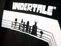 「UNDERTALE」のTシャツ2種と缶入りフレークシールが発売。Tシャツは，任天堂公式ブランドEDITMODEとコラボしたデザイン