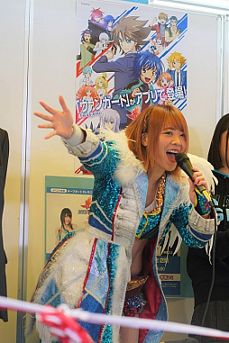 画像ギャラリー No.016のサムネイル画像 / 女子プロレスラーの岩谷麻優選手も祝福。「カードファイト!! ヴァンガードZERO」正式サービス開始を記念したテープカットセレモニーが開催