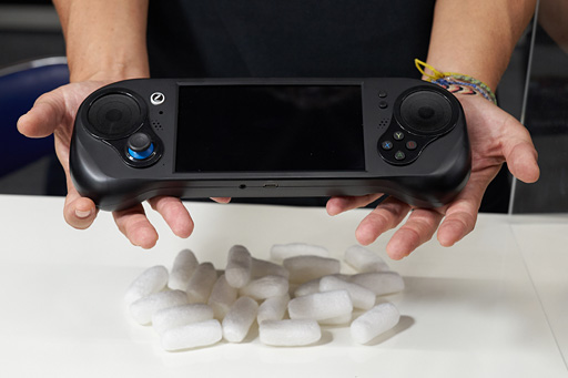 画像ギャラリー No.003のサムネイル画像 / ［TGS 2018］SteamのAAAタイトルが動くポータブルゲームPC「SMACH Z」は想像の斜め上をいくマシンだった