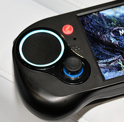 画像ギャラリー No.013のサムネイル画像 / 「MONSTER HUNTER: WORLD」がポータブルゲーム機で動いてる? Zen×Vega搭載の携帯ゲーム機風ゲームPC「SMACH Z」が実動展示