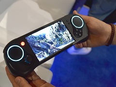 「MONSTER HUNTER: WORLD」がポータブルゲーム機で動いてる？　Zen×Vega搭載の携帯ゲーム機風ゲームPC「SMACH Z」が実動展示