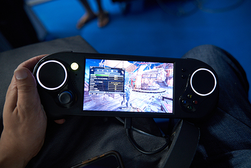 画像ギャラリー No.003のサムネイル画像 / ［TGS 2019］1年ぶりに見たポータブルゲームPC「SMACH Z」でMHWを遊ぶ。開発は進んでいるが，果たして2020年Q1に発売となるか？